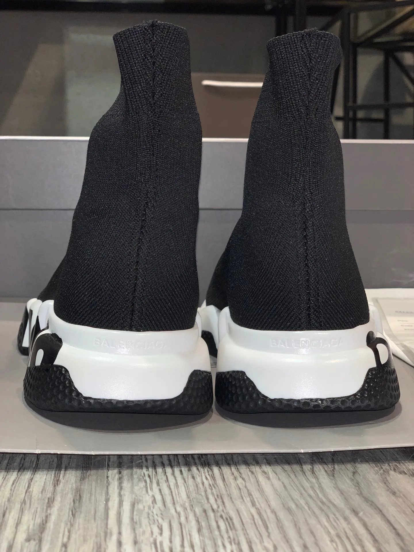 👟👟Ex-factory price 420👟👟 [Ready stock top version vacuum outsole] Balenciaga 👣Size: 35 36 37 38 39 40 41 42 43 44 45 [Socks in original packaging delivered] 🔥Balenciaga's "Speed" High-top sock-style sneakers are instantly recognizable and have ever-lasting popularity. This item is made in Italy from stretch knitted fabric. The rubber sole has excellent elasticity. Only half of the brand name printed on it is visible. Compared with the previous exaggerated and eye-catching style, it has a sense of "half-covering the face as if holding a pipa", and the brand's ingenuity in innovating the logo printing trend can also be seen.